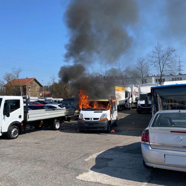 Lieferwagen brennt auf einem Parkplatz in Cham aus