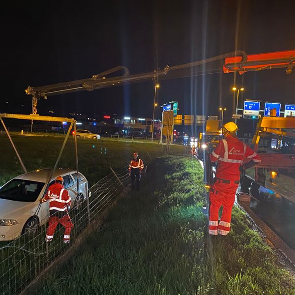 Baar: Auto landet im Wiesland statt auf Autobahn