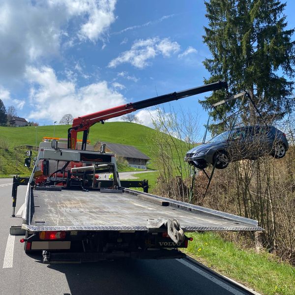 In Menzingen stürzt ein Auto die Böschung hinunter