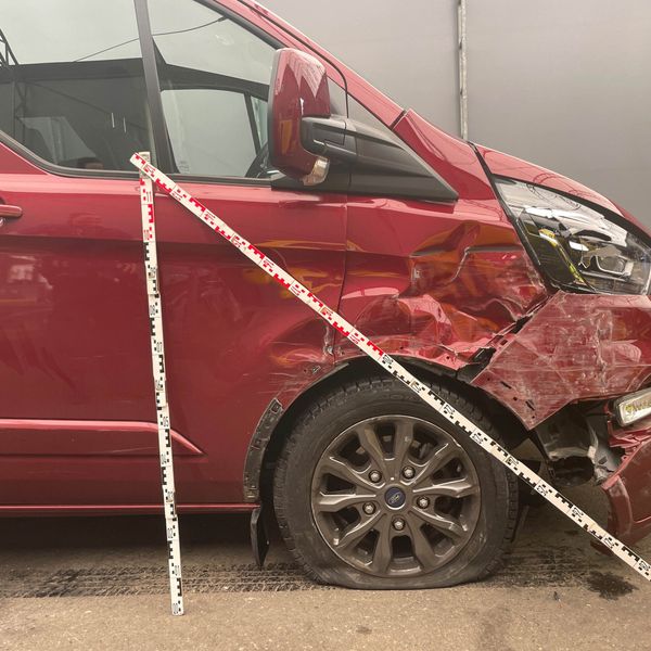 Auto knallt in Leitplanke – Frau verletzt