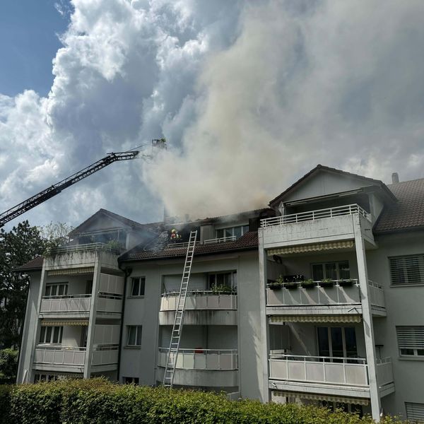 Kerze löst Brand in Menzinger Dachwohnung aus