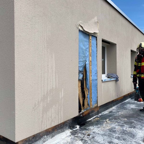 Cham: Fassade eines Hauses fängt bei Bauarbeiten Feuer