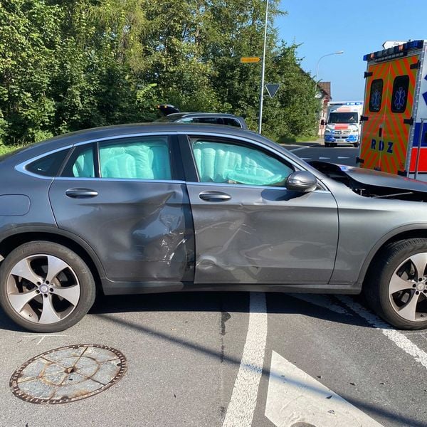 Zugerin missachtet Vortritt und knallt in ein Auto