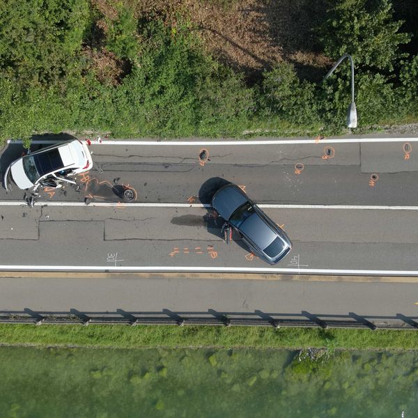 Massiver Unfall auf Artherstrasse: Drei Frauen verletzt