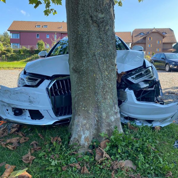 Rentner kracht in fünf Autos und einen Baum