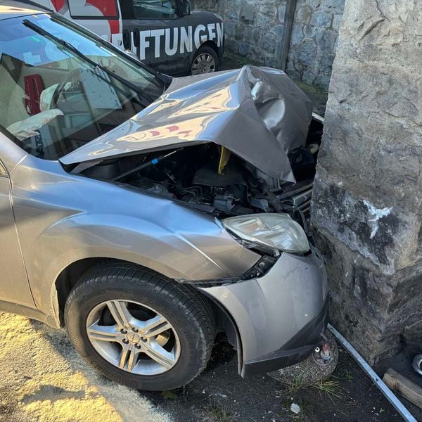 83-Jährige knallt mit Auto in Hausmauer