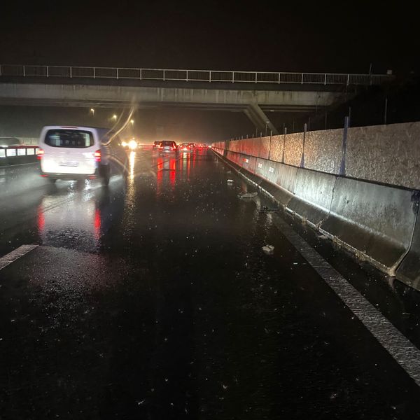 A4: Trümmerteile beschädigen Autos nach Unfall