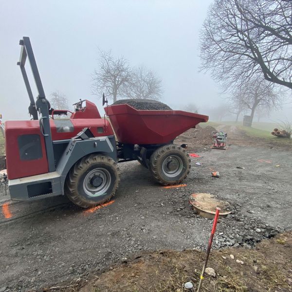 Bauarbeiter überfährt mit Dumper Arbeitskollegen