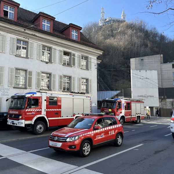 Feuerwehr rettet zwei Personen aus brennendem Zimmer