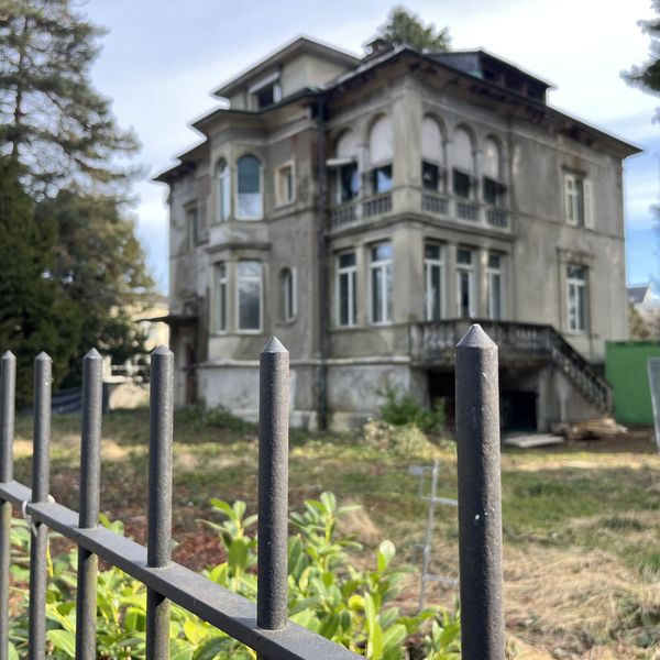 Einst Skandal-Villa – nun bremst ein Riese neue Wohnungen