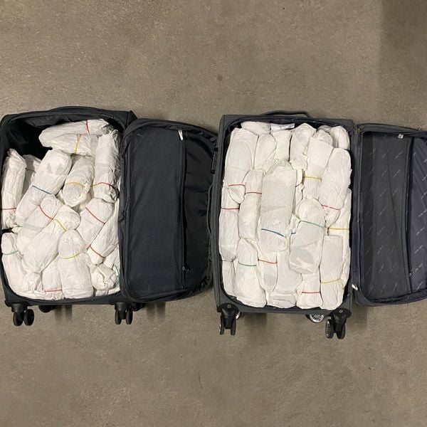 Zuger Polizei entdeckt zwei Koffer voll mit Drogen