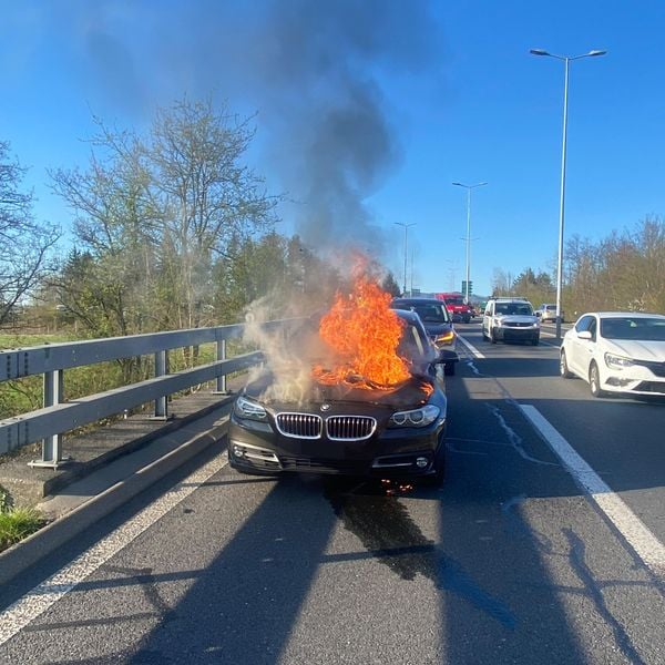Zug: Auto und Grill in Flammen