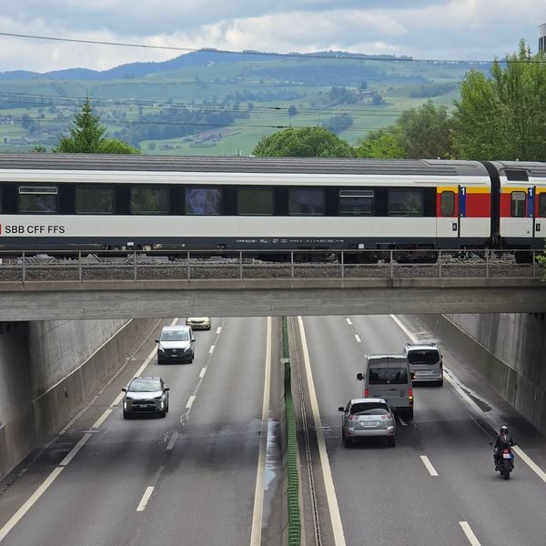 Darum blockiert dieser Zug ein Jahr lang eine Autobahnbrücke