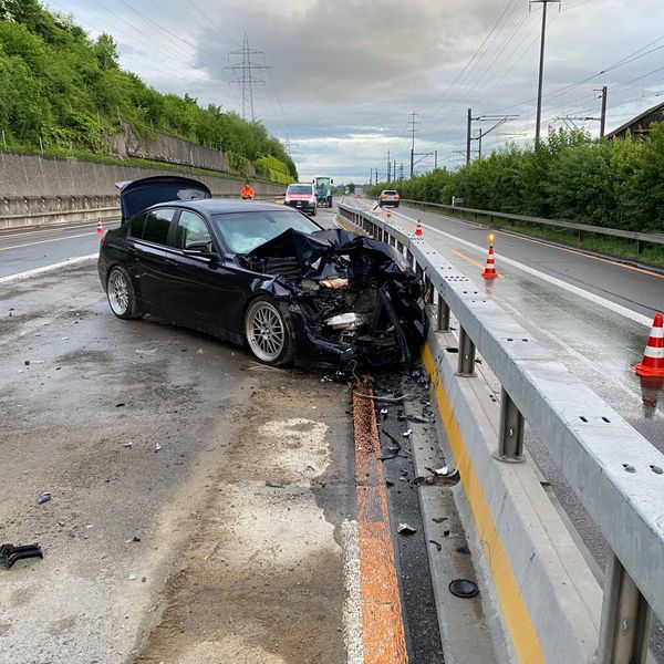 Kanton Zug: Baustelle brennt, Autos krachen ineinander