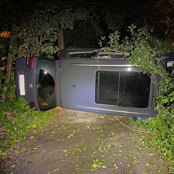 Auto prallt in Baum und rutscht in ein Bachbett