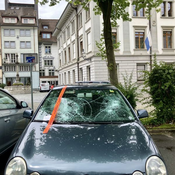 Person schlägt Scheiben von mehreren Autos ein