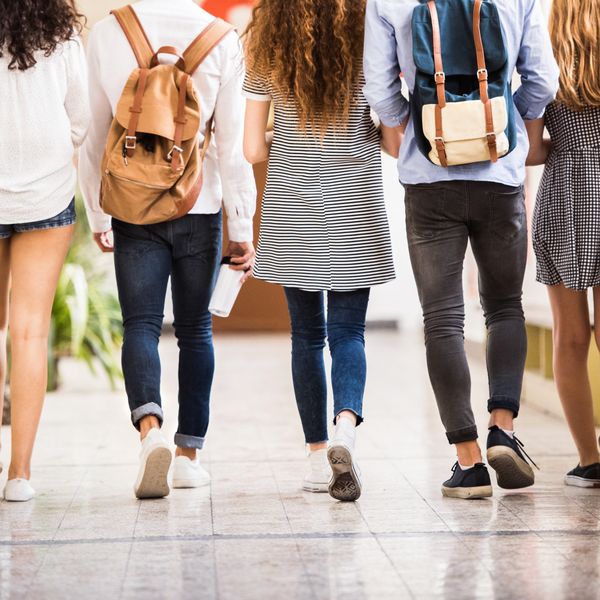 Bauchfrei tabu: Schulen setzen auf Kleidervorschriften