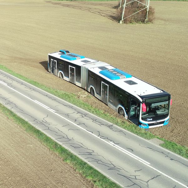 Bus kommt von der Strasse ab und landet auf Acker