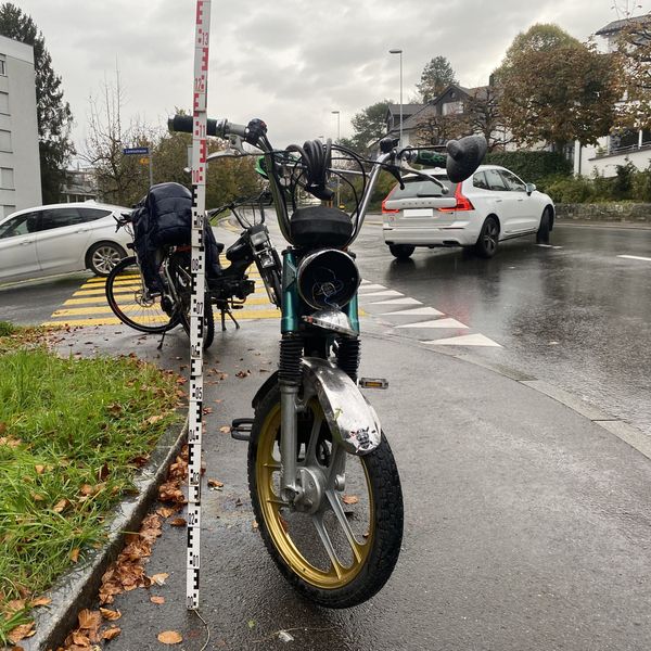 Nach Unfall mit Töffli – Zuger Polizei sucht Autofahrer