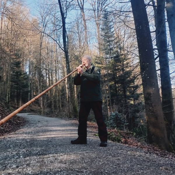 Dieser Mann lockt mit seinem Alphorn sogar den Luchs an