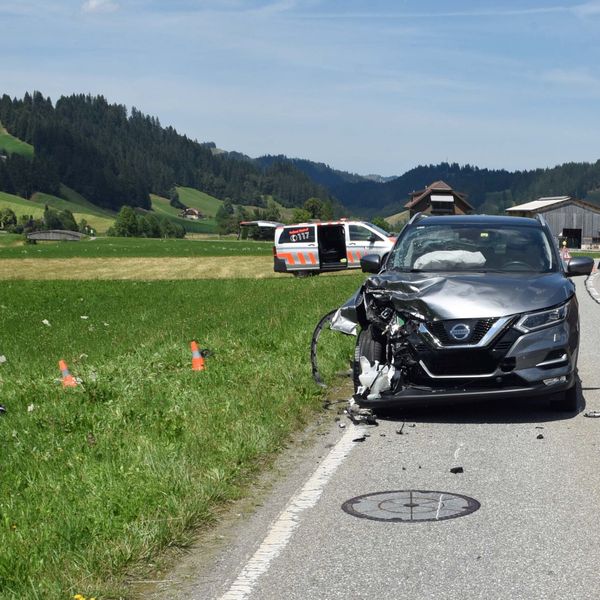 Unfall nach Überholmanöver: Rettungshelikoper im Einsatz