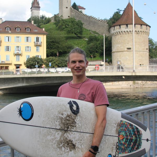 Surfer erobern die Reuss – Wellenritt mitten in der Stadt