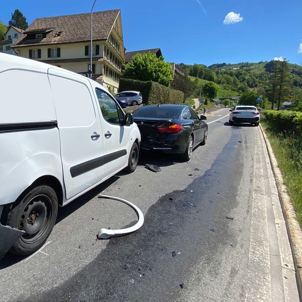 Zu spät gebremst: Unfall in Oberägeri mit drei Fahrzeugen