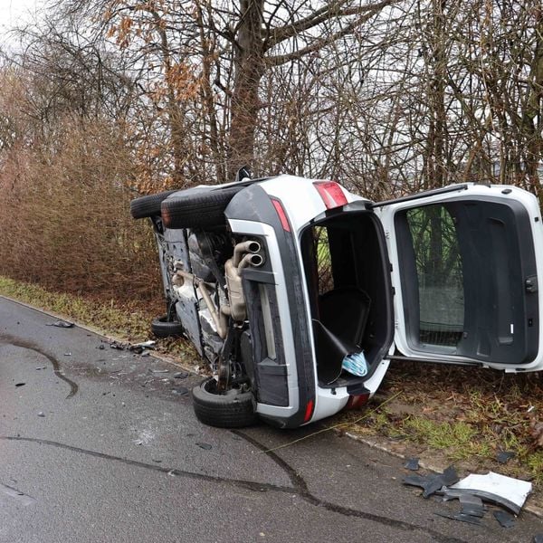 Auto kippt und landet nach Kollision neben der Strasse