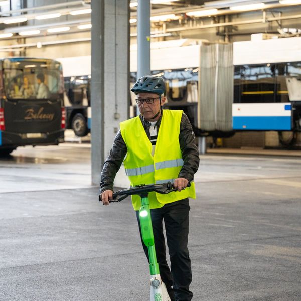 Busfahrer tauschen 38-Tönner gegen E-Scooter