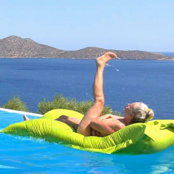 Oben ohne im Pool: «Das ist Porno», sagt die Zugerin