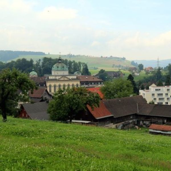 Frischer Wind weht durch ein verschlafenes Dorf