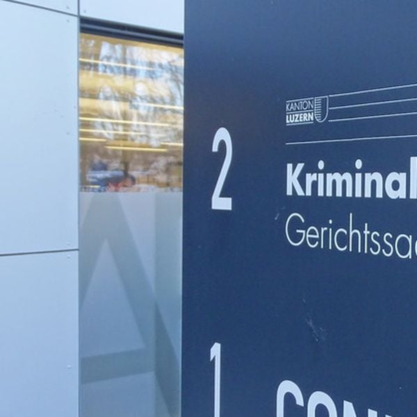 Versuchte Tötung: Angeklagter setzt sich ins Ausland ab