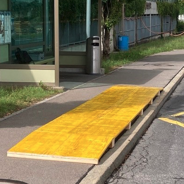 Hünenberg: Was soll das gelbe Holzbrett auf dem Trottoir?