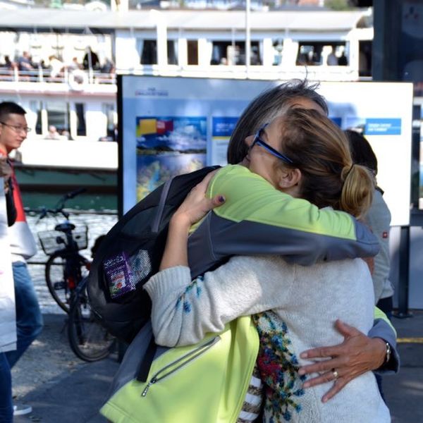 Junge Frauen verteilen Gratis-Umarmungen