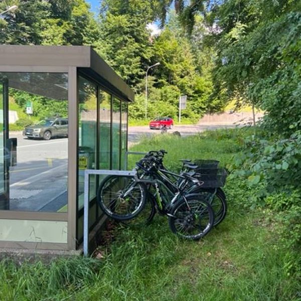 Menzingen lässt Velofahrerinnen im Regen stehen