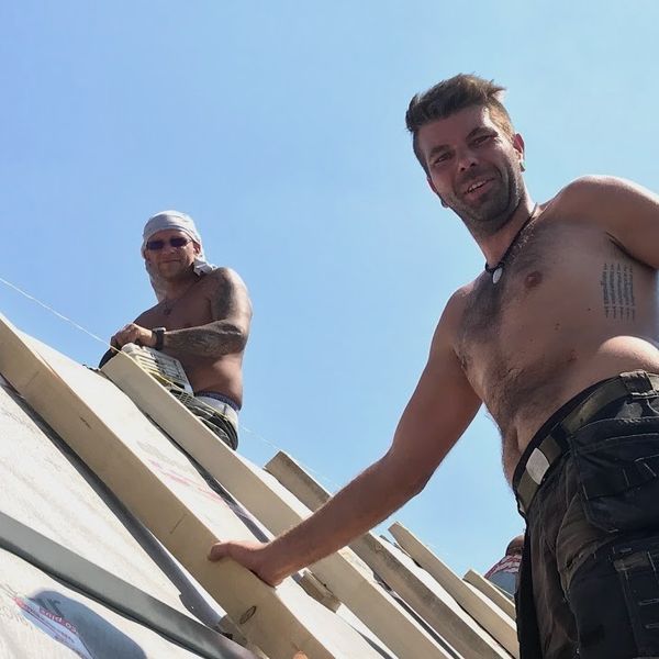 Sie arbeiten bei über 40 Grad auf dem Dach – und finden’s auch noch gut