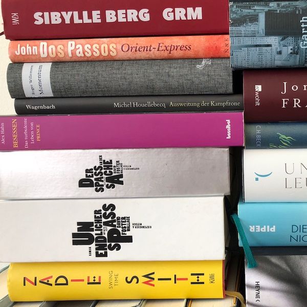 In der Stadt werden Bücher per Velo ausgeliefert