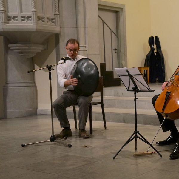 Hohe Töne, ein Cello und ein umgedrehter Wok