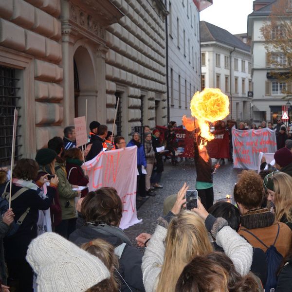 Kantonsräte von Feuerschluckerin und 150 Demonstranten empfangen