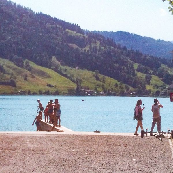 Trotz Verbot: Beim Oberägerer Seeplatz wird weitergebadet