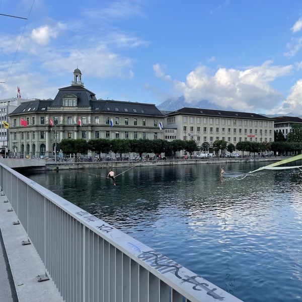 Slackliner verblüffen mit Tanz über Reuss die Stadt Luzern