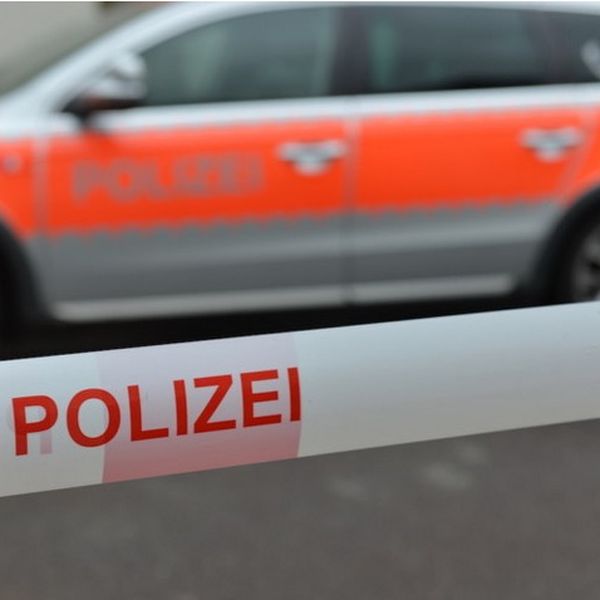 Velofahrer stösst Rentnerin um und haut ab