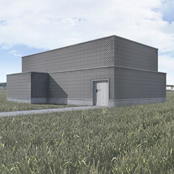 Auf Wiese neben Emmer Flugplatz wird ein Klotz gebaut
