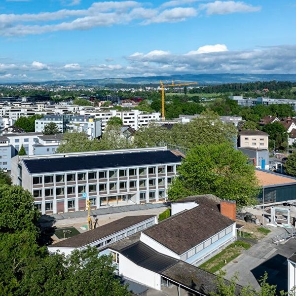 Schulhaus leuchtet die ganze Nacht und ärgert die Baarer
