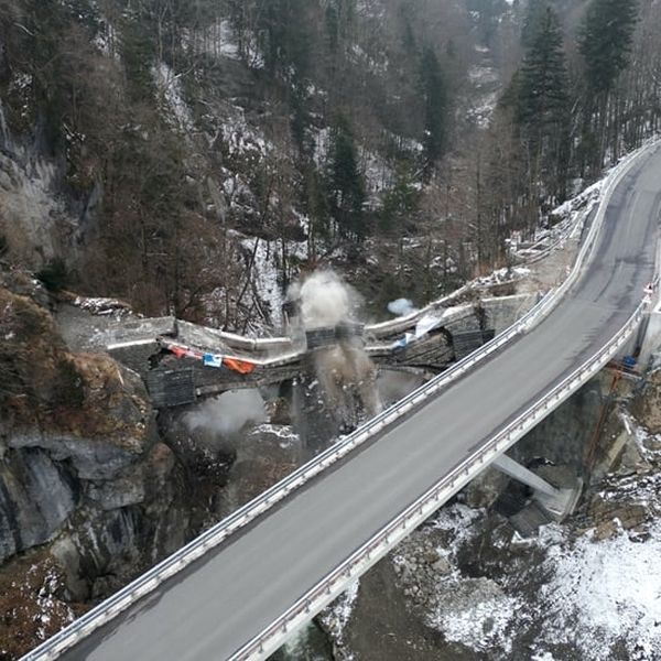 Hier fliegt eine über hundertjährige Brücke in die Luft