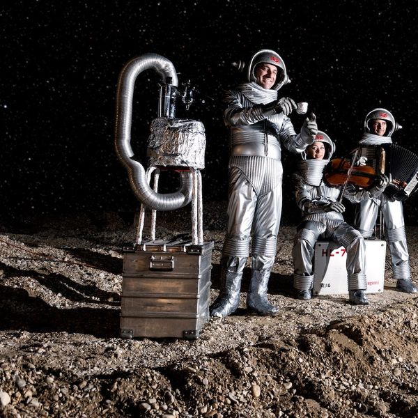 Eine Rakete kreuzt im Universum aus Akrobatik, Humor und Musik