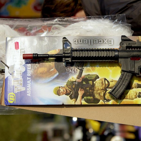 Lego-Pistolen und eine Nuklearwaffe, die aus dem Boden kam