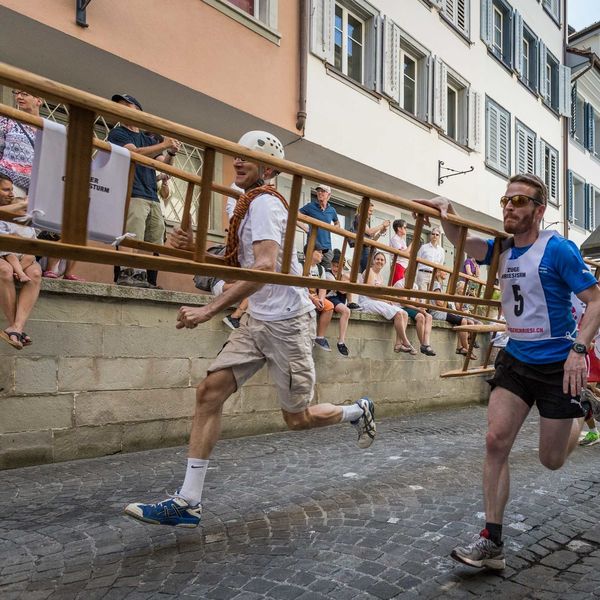 Glockengeläut und Leiterrennen
