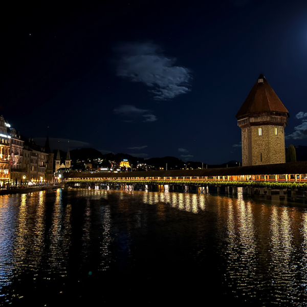 So schön ist die Kapellbrücke bei Nacht