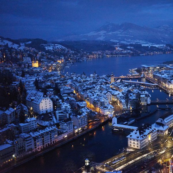 Wunderschöne Luftaufnahmen der verschneiten Stadt Luzern